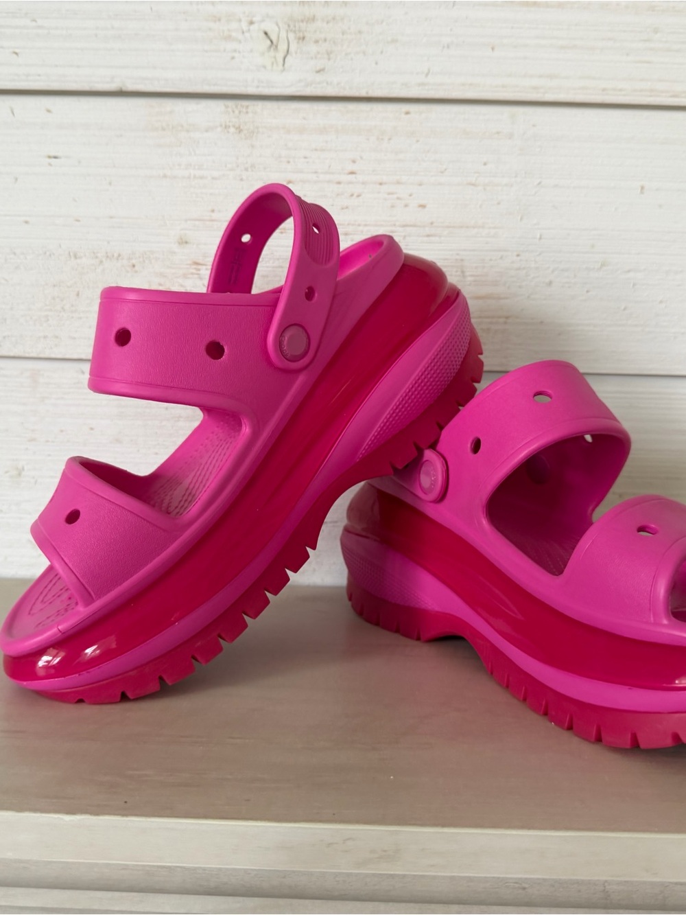 Crocs Classic Mega Crush Sandal Unisex Thick Sole Womens 8 Mens 6 Hot Pink NEW